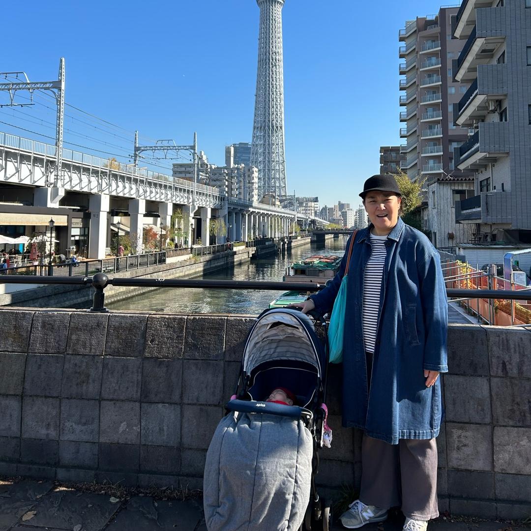 白鳥久美子 baby連れてお散歩の画像