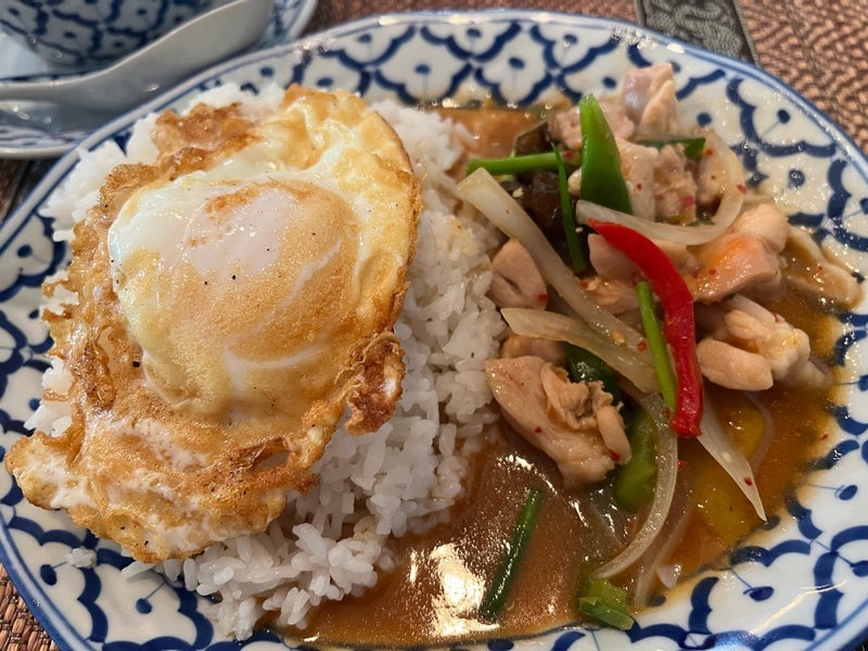 ピリ辛で食べやすい鶏炒めランチの画像