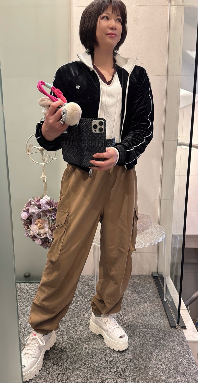 堀ちえみ スウェットにカーゴパンツの画像