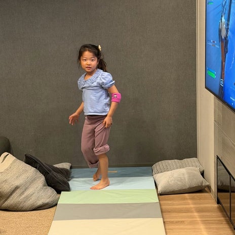 小原正子 長女がほぼできた逆立ちの画像