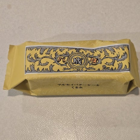 お茶と一緒のしっとりしたケーキの画像