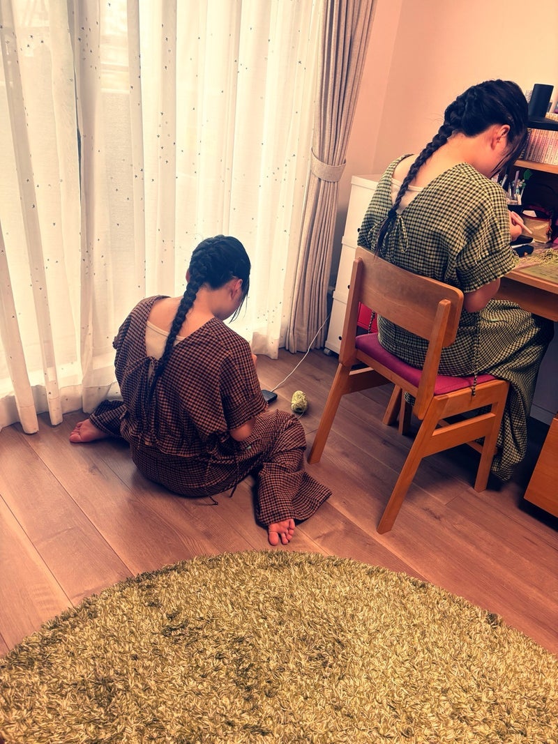 2人でもくもくとやっていた編み物の画像