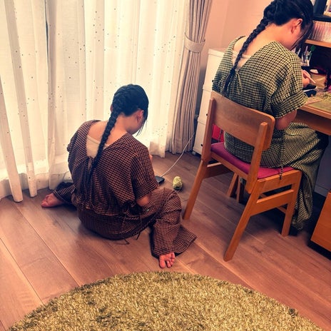 2人でもくもくとやっていた編み物の画像