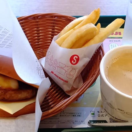 ヘルシーな朝モスと揚げ立てのポテトの画像