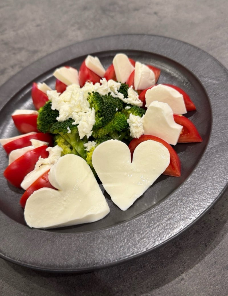 真野恵里菜ハートのチーズと自分チョコの画像