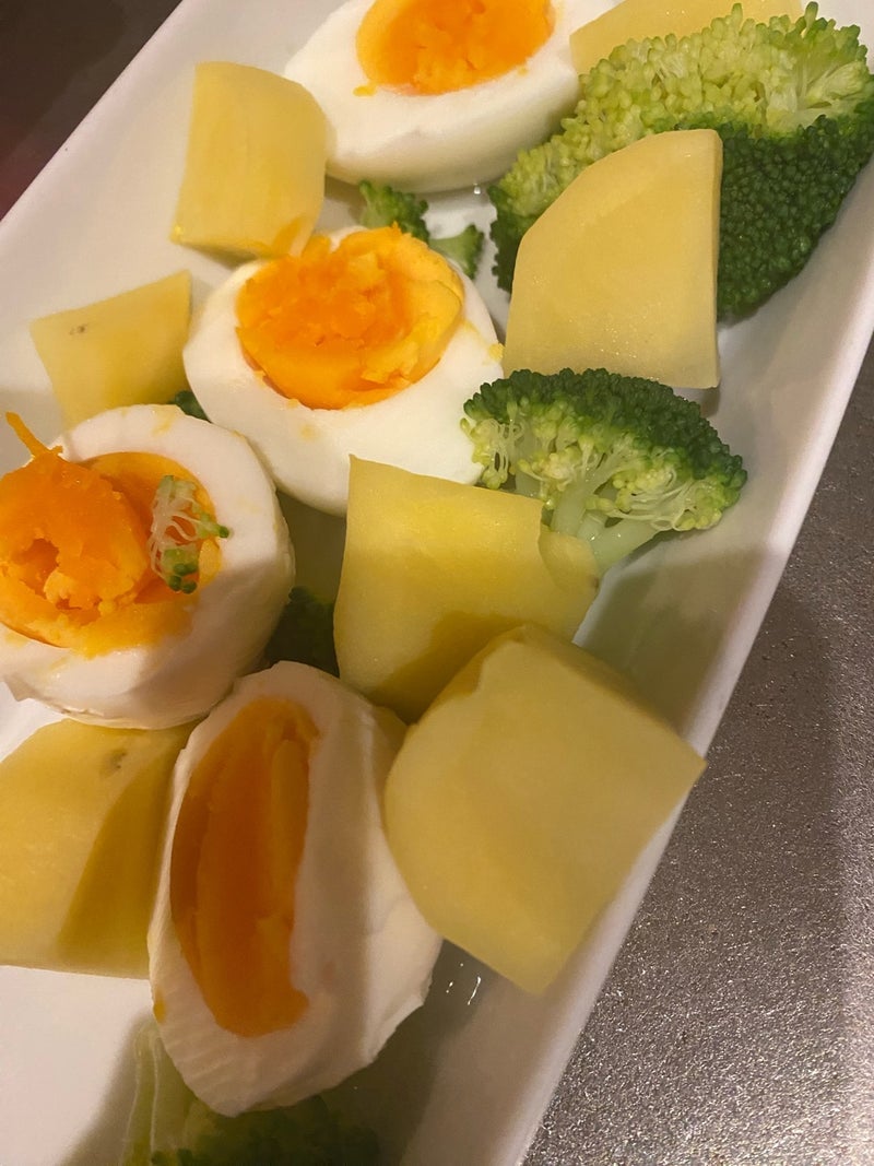 カレーを半皿と食べたゆで卵サラダの画像