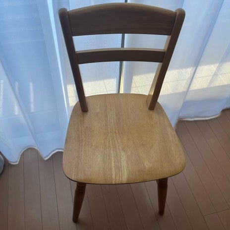 550円で売られていた木製の椅子の画像