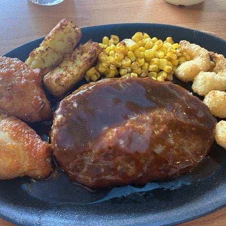 満席のカフェレストランでランチの画像