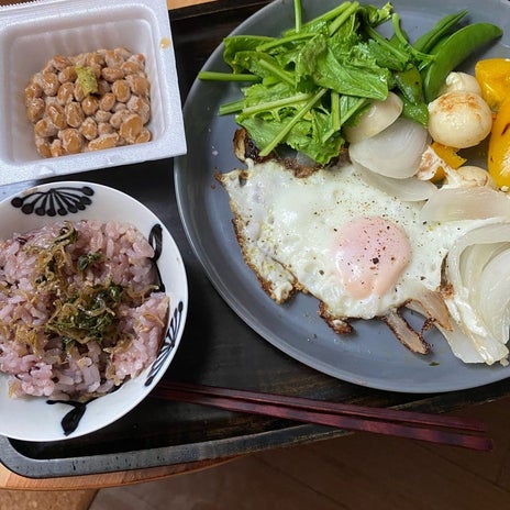 納豆のタレを半分にした朝ご飯の画像