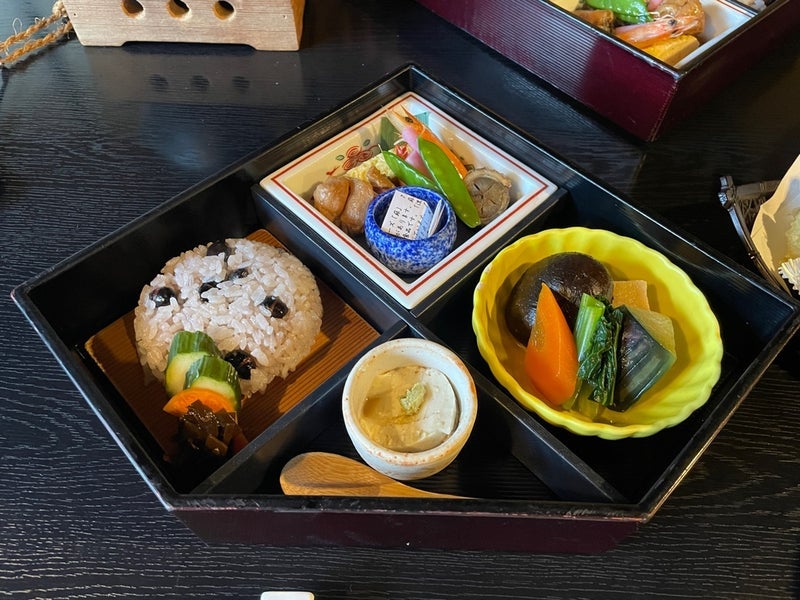 老舗で頂いた約8400円の郷土料理の画像
