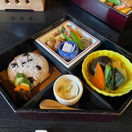 老舗で頂いた約8400円の郷土料理の画像