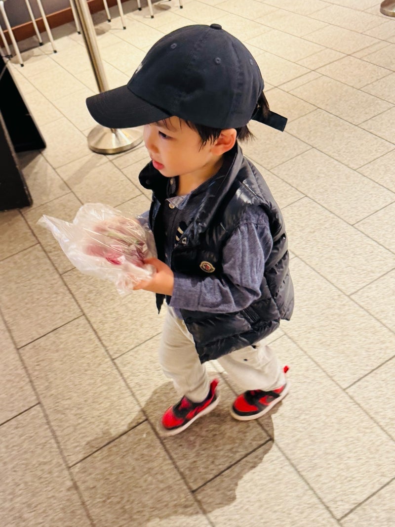 だいた 昼のデザートを運ぶ息子の画像