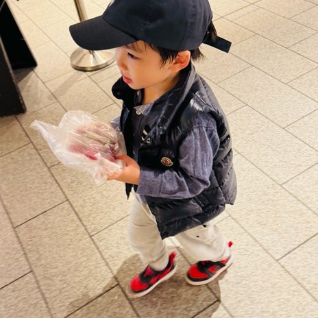 だいた 昼のデザートを運ぶ息子の画像