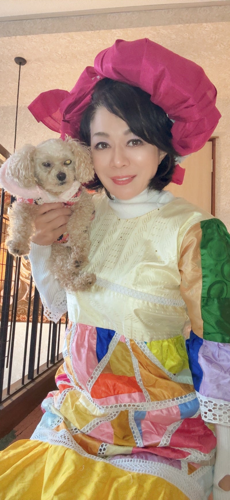 愛犬と柄コーデの民族衣裳でお散歩の画像