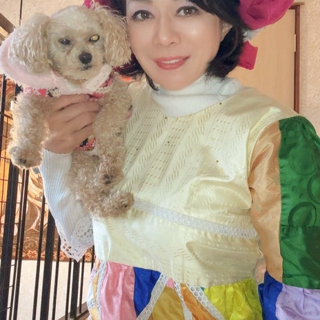 愛犬と柄コーデの民族衣裳でお散歩の画像