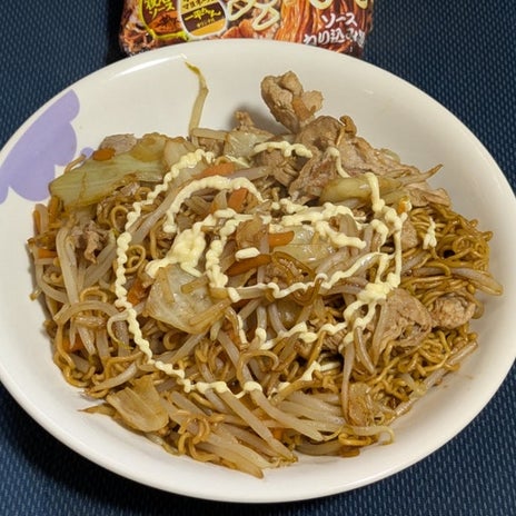 半額の野菜と豚肉で作った焼きそばの画像