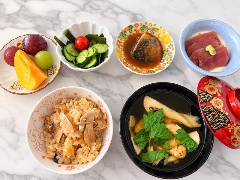 油揚げを入れ忘れ大正解の食卓の画像