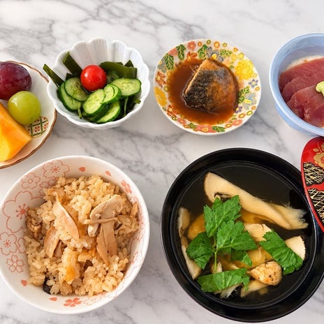 油揚げを入れ忘れ大正解の食卓の画像