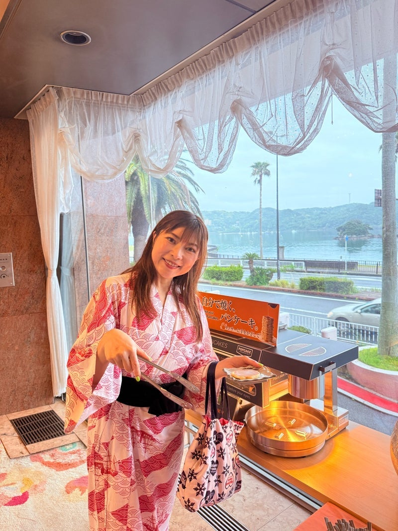 ロビーでの嬉しいパンケーキとワインの画像