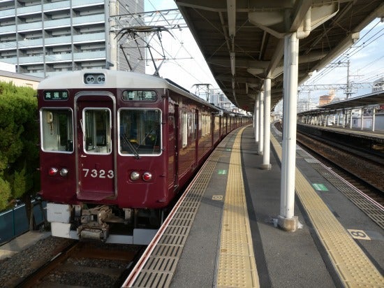 川に挟まれた狭い地域にある駅の画像