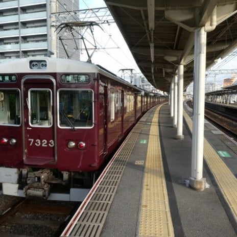 川に挟まれた狭い地域にある駅の画像