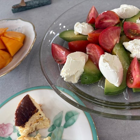 手作りチーズケーキとシャンパンの朝食の画像