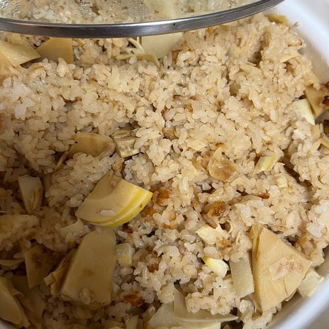土佐煮も混ぜた大量のたけのこご飯の画像