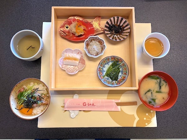 お出汁をかけて頂く絶品の鯛茶漬けの画像