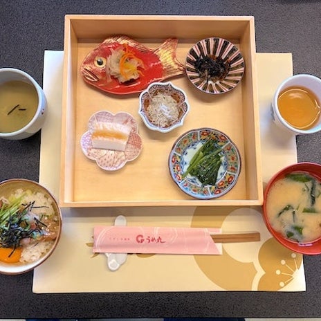 お出汁をかけて頂く絶品の鯛茶漬けの画像
