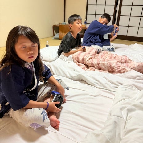 小原正子 4人で並んで寝た一夜の画像