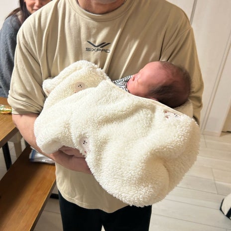 初対面の娘を寝かせるのが上手な2人の画像