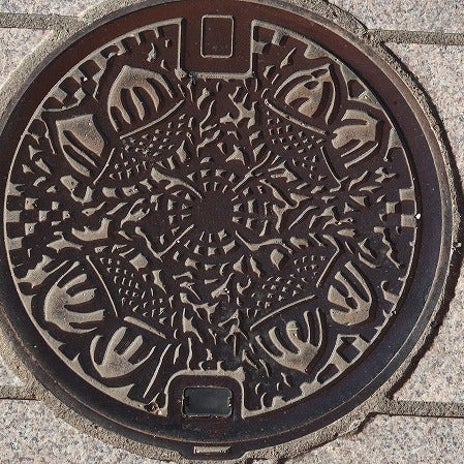 港町散策で知ったマンホールの蓋の画像