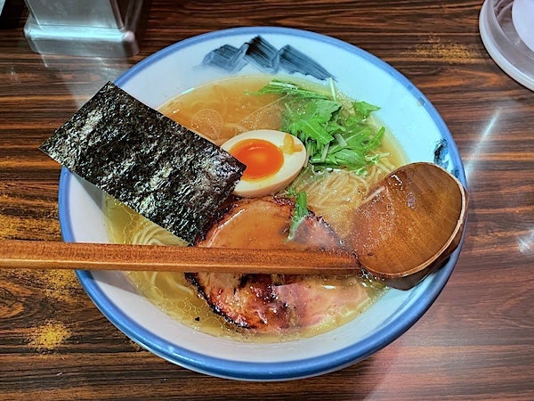 細麺と旨味スープの柚子塩らーめんの画像