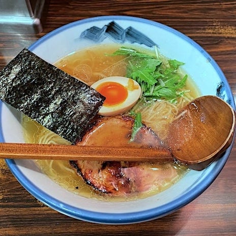 細麺と旨味スープの柚子塩らーめんの画像