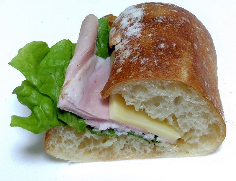ハムがしっかり入った美味しいパンの画像