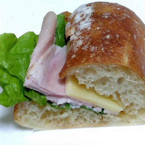 ハムがしっかり入った美味しいパンの画像