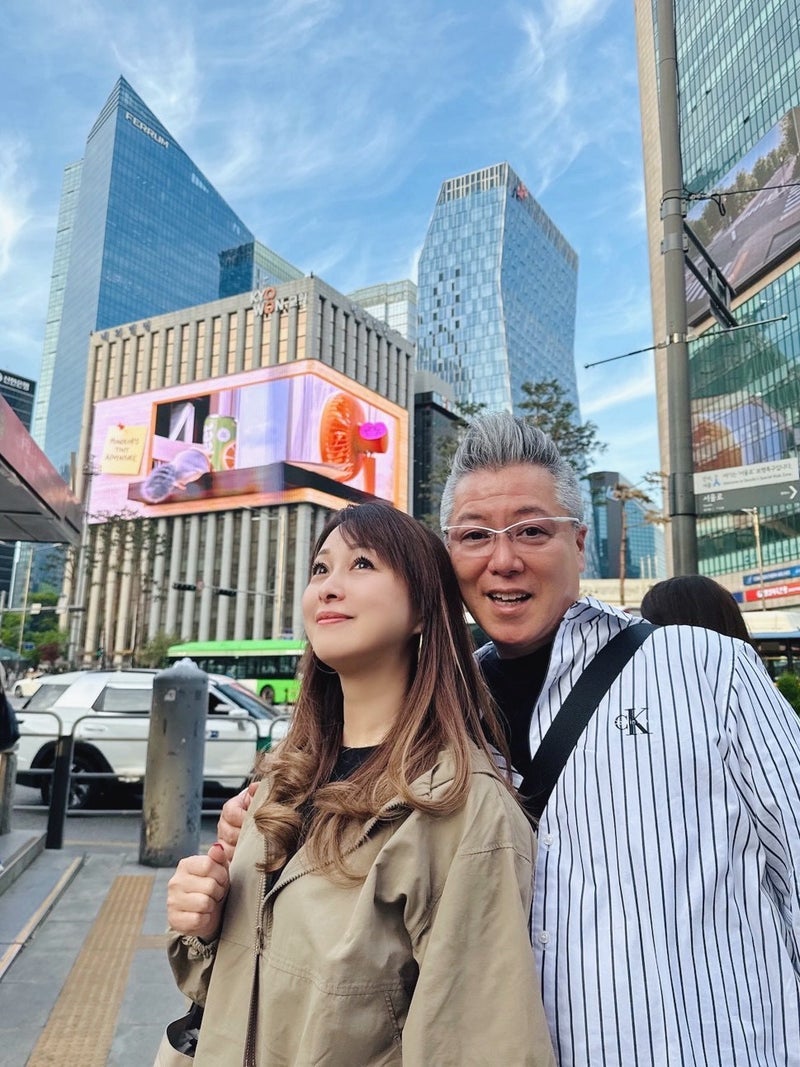 美奈代 韓国旅行で夫との写真の画像