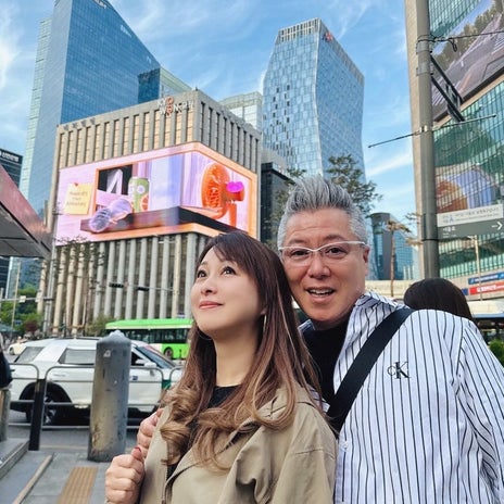 美奈代 韓国旅行で夫との写真の画像