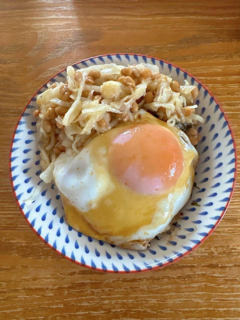 ドカ食いを防ぐ目玉焼き納豆ご飯の画像