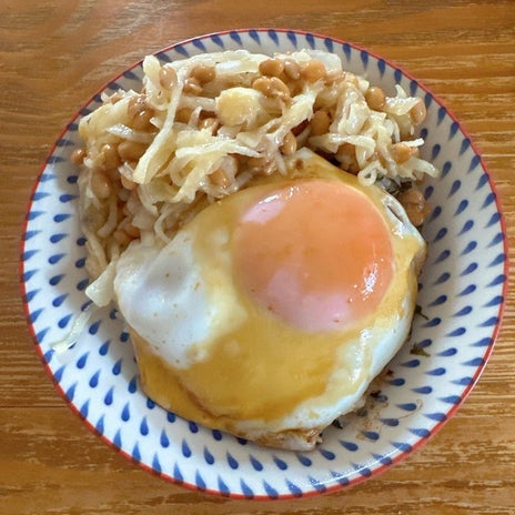 ドカ食いを防ぐ目玉焼き納豆ご飯の画像