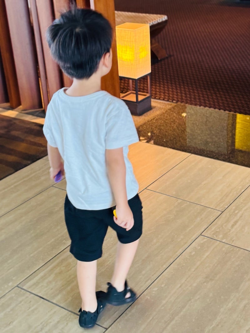 だいた 部屋でゆっくりする息子の画像