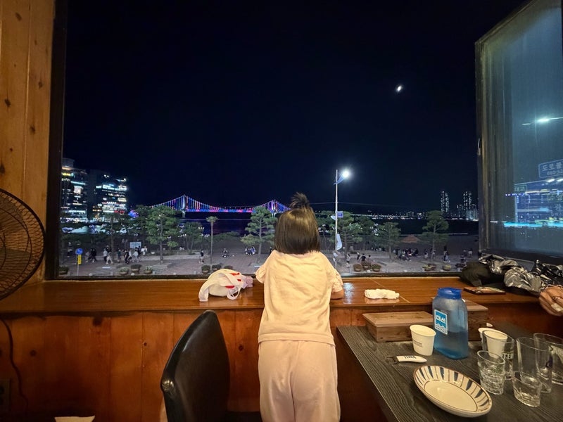 娘が黄昏れていた夜景の綺麗な場所の画像