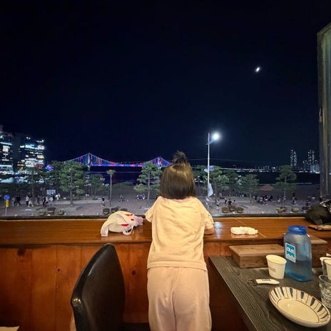 娘が黄昏れていた夜景の綺麗な場所の画像