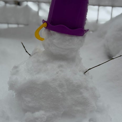 上原さくら 娘と玄関先で雪遊びの画像