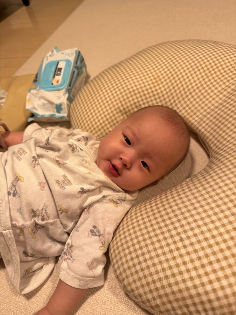 歯固めに夢中な赤ちゃんの様子の画像