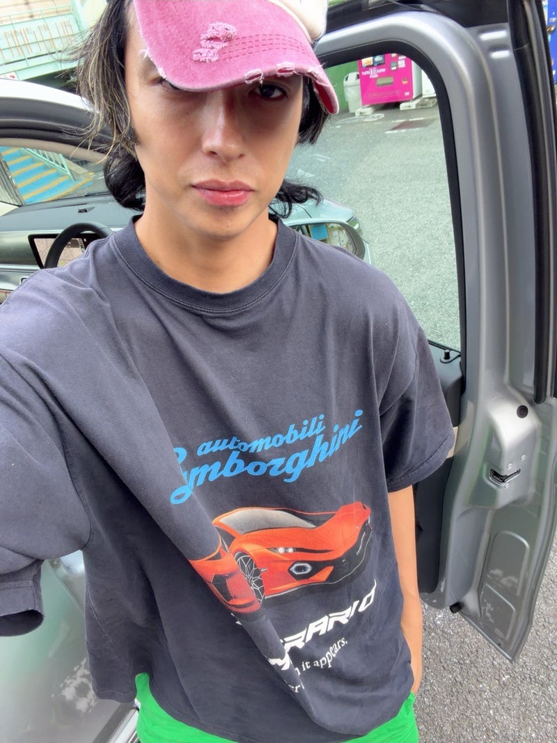 アレク 10万円と2000円のTシャツの画像