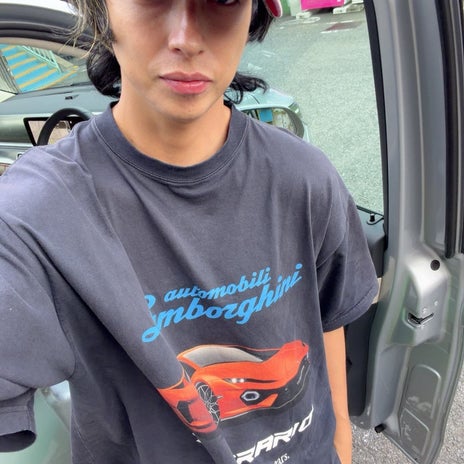 アレク 10万円と2000円のTシャツの画像
