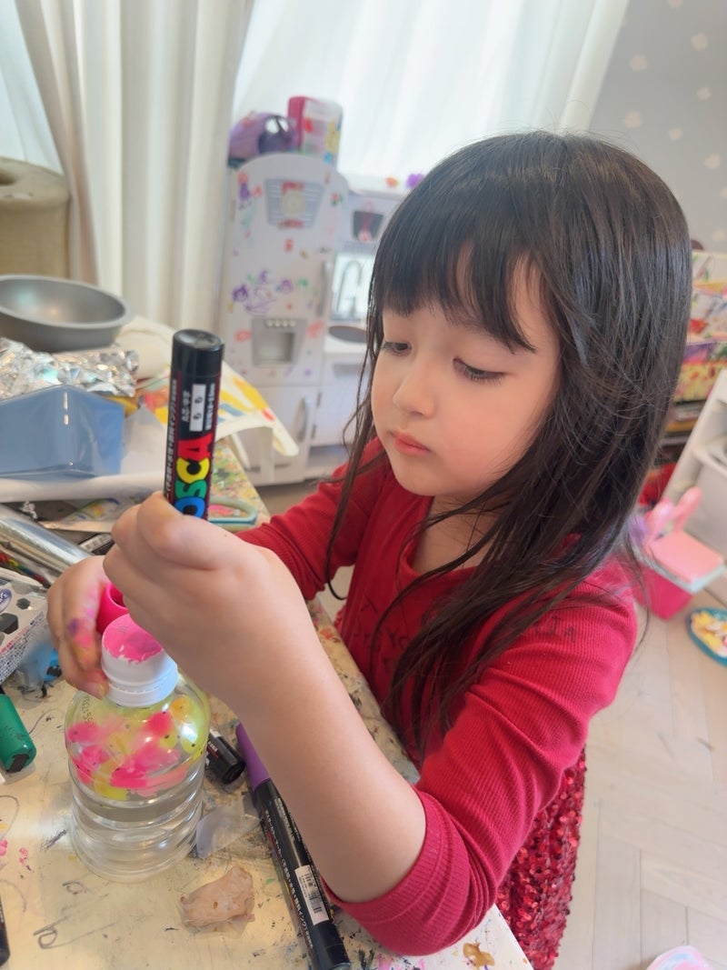 川崎希 子どものアートで汚れた机の画像
