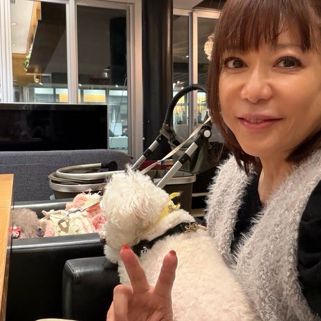 堀ちえみ 夫と愛犬と一緒の夕飯の画像