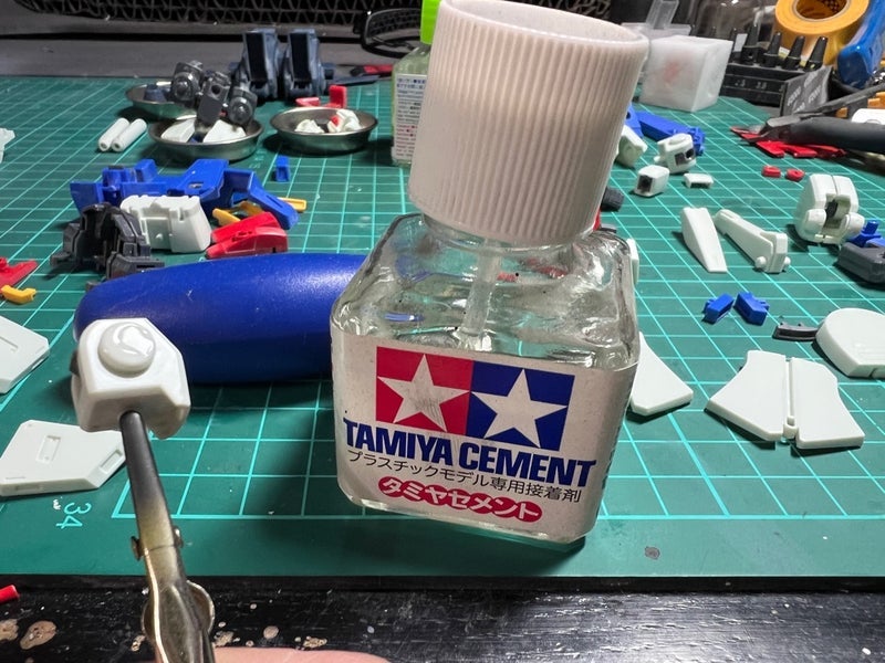 接着剤を塗ったゆるゆるのパーツの画像